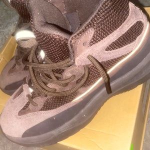 YEEZY BOOTS SIZE 9.5